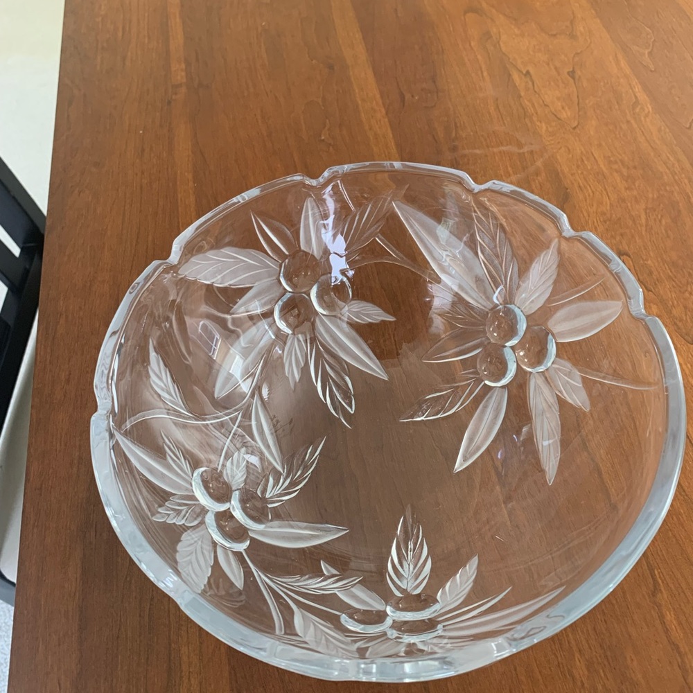 Flower detailed large glass serving bowl